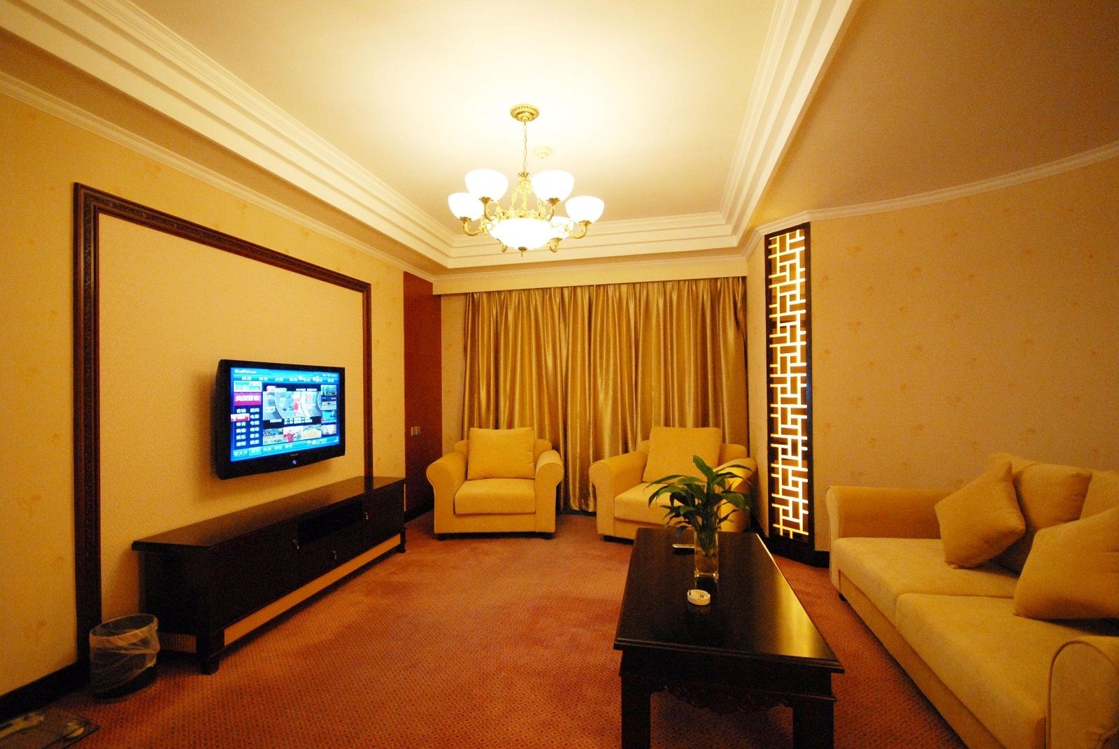 Peach Blossom Castle Hotel0