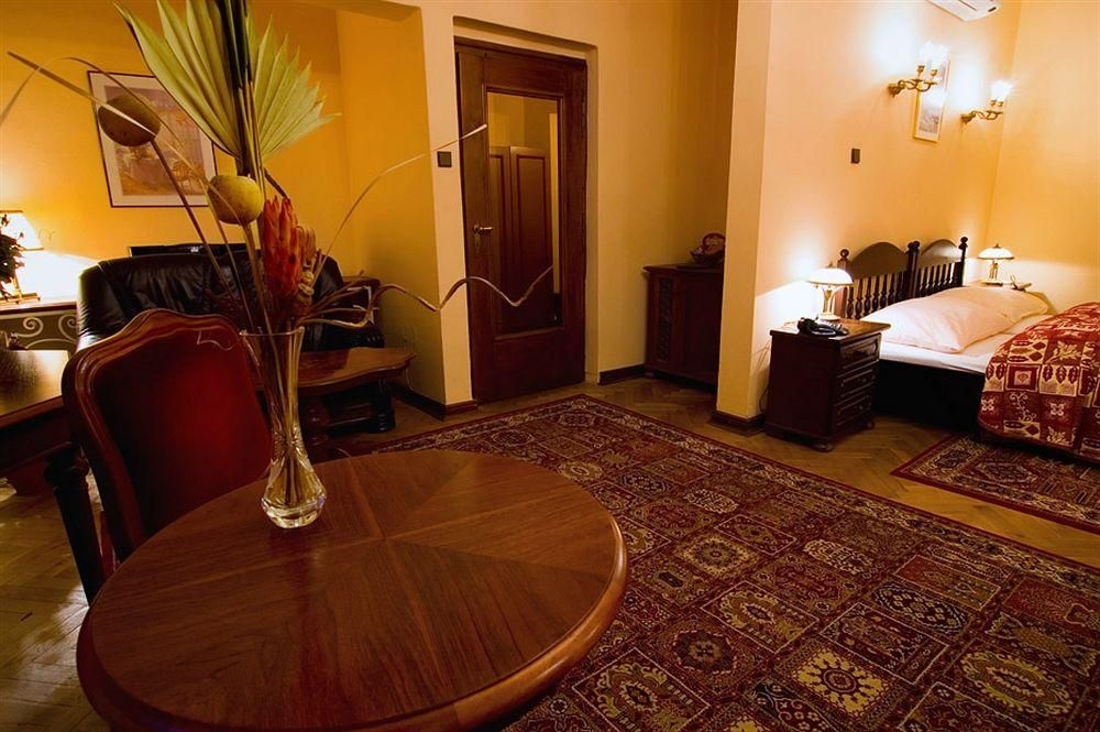 Hotel Aurus0
