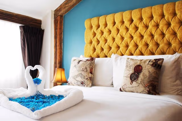 DOUBLE WITH DOUBLE BED