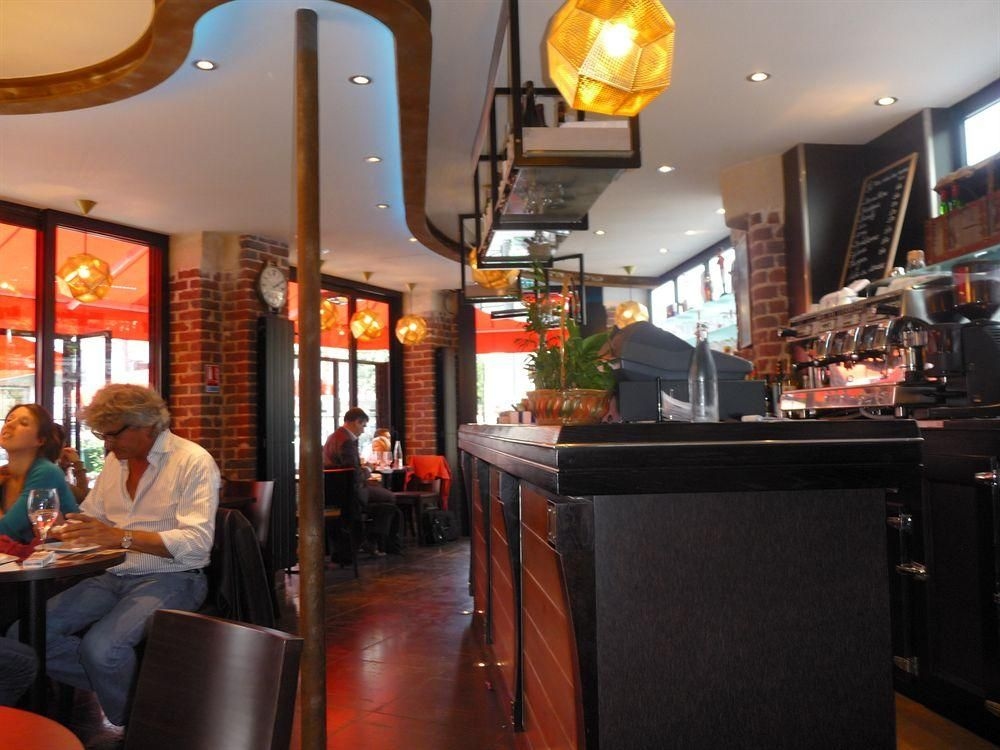 ค่าเฟ่ โฮเต็ล เดอ ลาฟเนียร์ (Cafe Hotel de l'Avenir)0