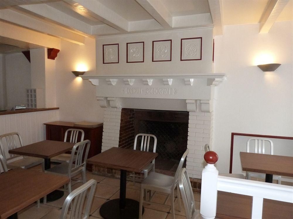 Le Petit Hotel4