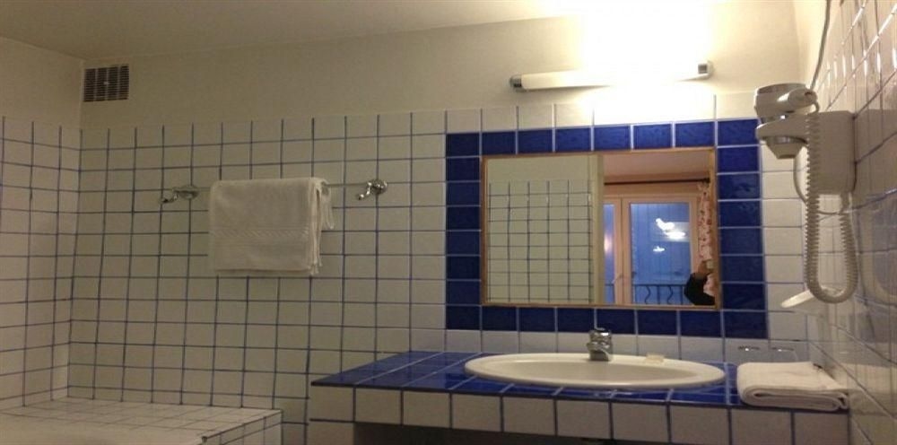 Coq Hotel3