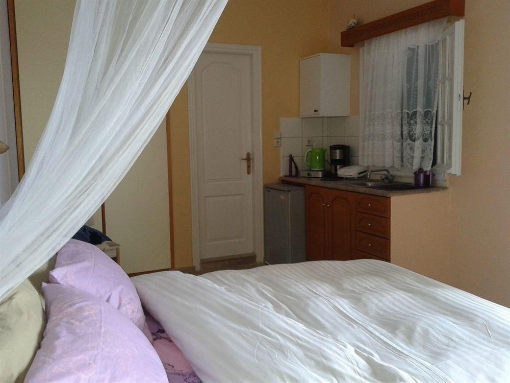 Melina's Apartments1