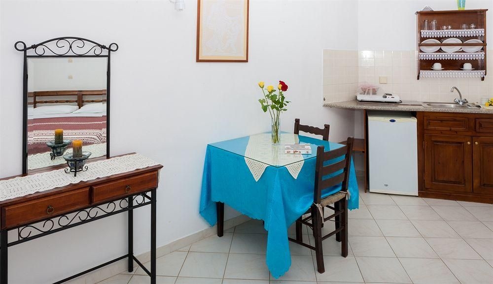 Georgis Apartments4