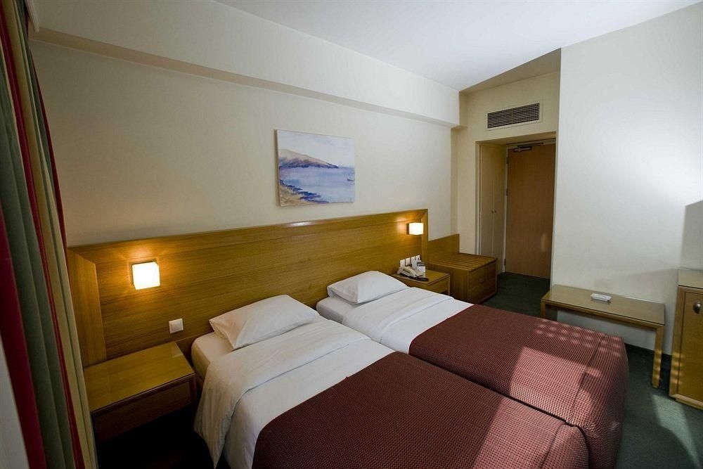 Athinais Hotel1