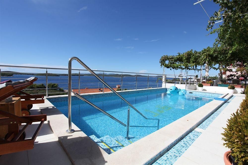 J & B Holiday House2