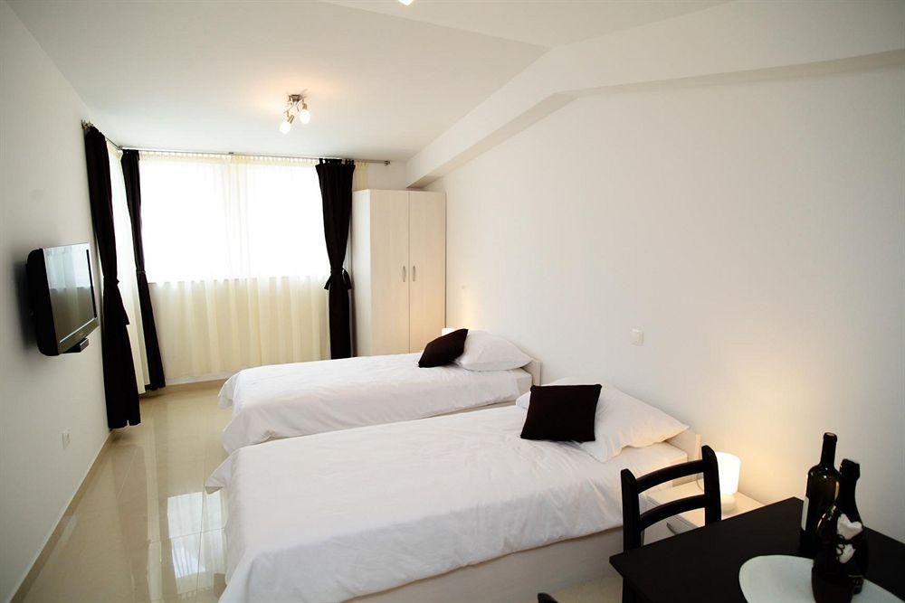 Rodrigo Apartments0