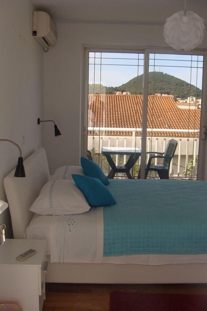 Jele Rooms3