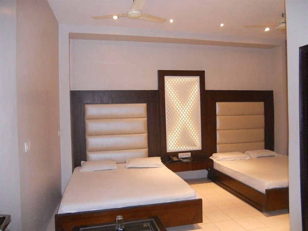 โฮเต็ล เอแมกซ์ อินน์ (Hotel Amax Inn)4