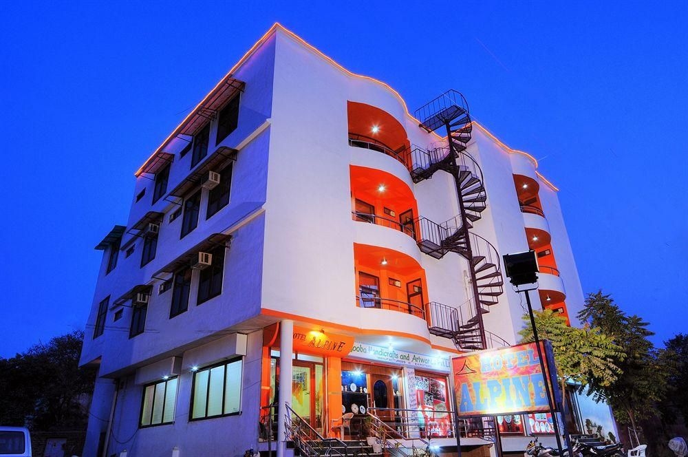 Hotel Alpine0