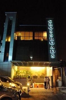 Hotel Crossroads2