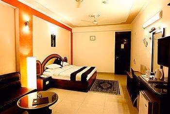 โรงแรมปาร์คเวย์ ดีลักซ์ (Hotel Parkway Deluxe)0