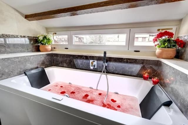 Double or Twin DELUXE WITH JACUZZI