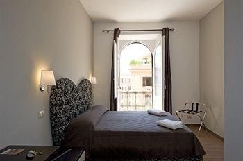 Cola Vatican Rooms3