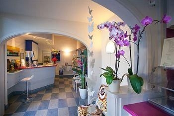 Hotel Nina0