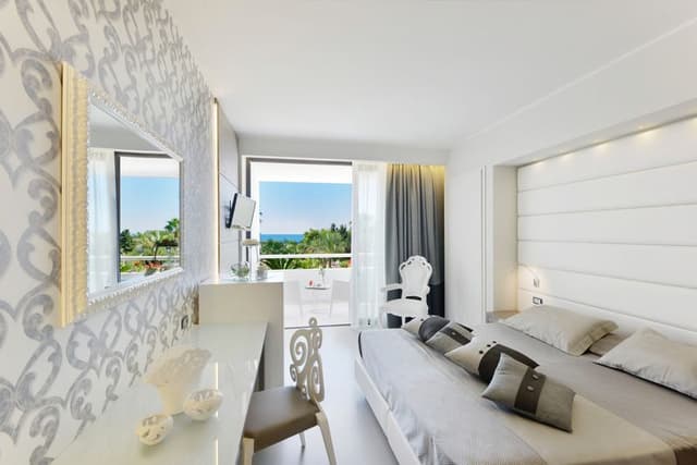TRIPLE DELUXE SEA VIEW