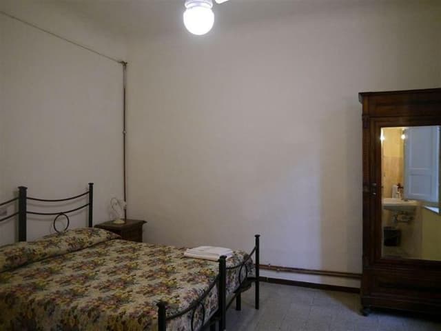 SINGLE ECONOMY WITH SHARED BATHROOM