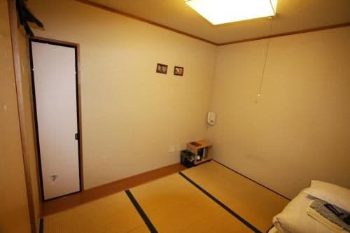 Economy Twin Room with Shared Bathroom