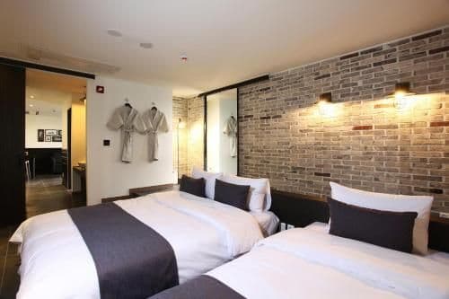 Deluxe Queen Suite