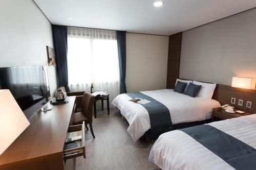 Deluxe Twin Room with Partial Sea View