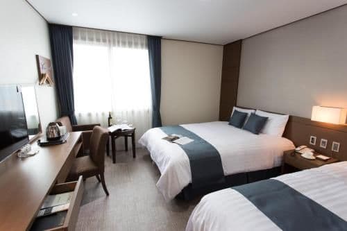 Deluxe Twin Room with Partial Sea View