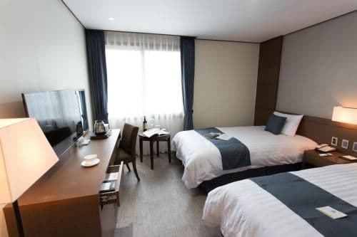 Deluxe Twin Room with Partial Sea View