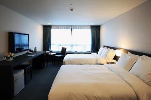 Connecting Room