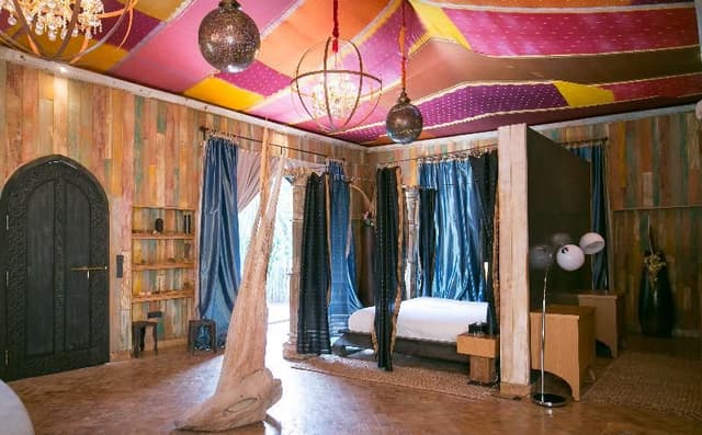 LODGE DELUXE