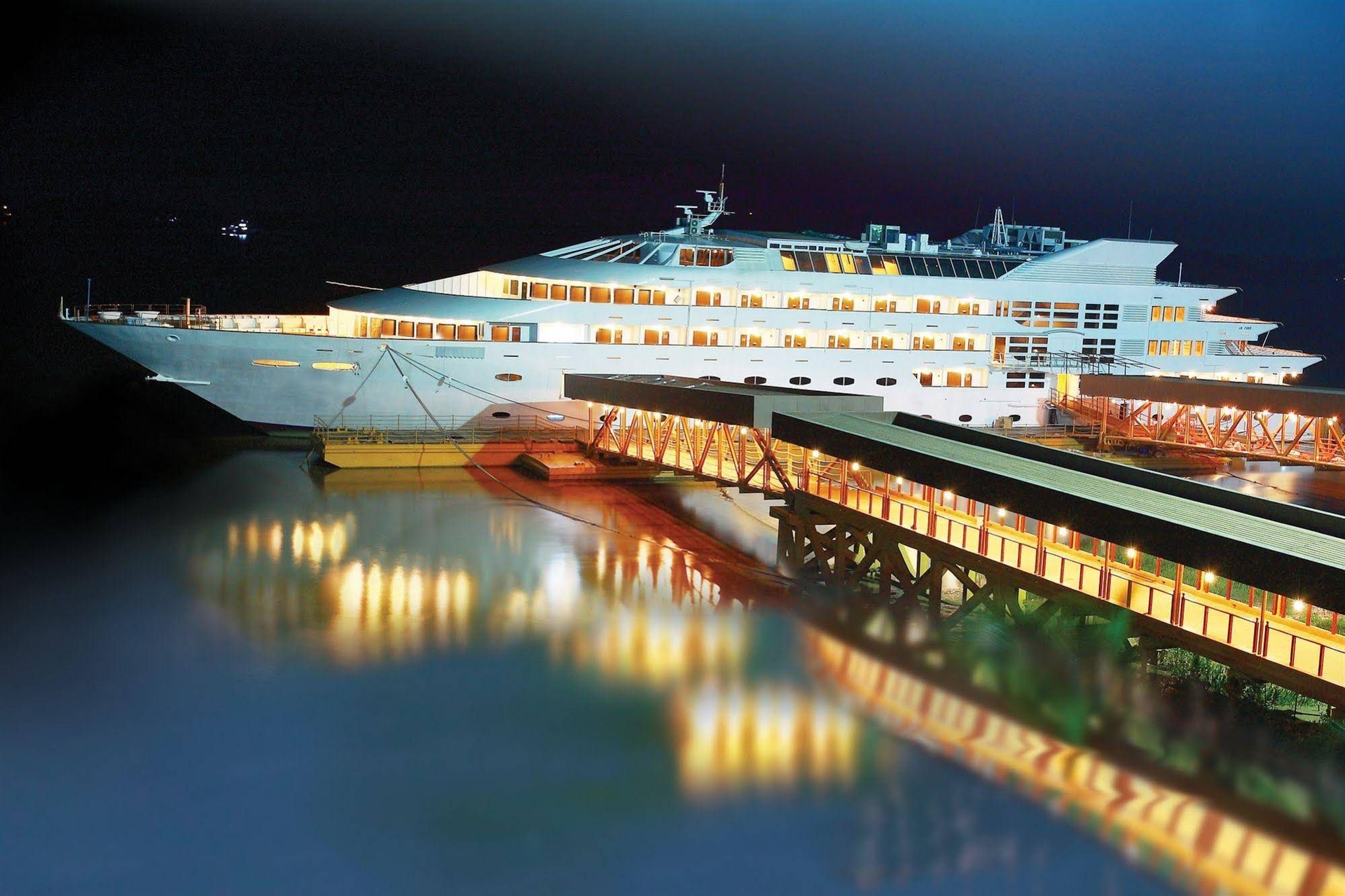 Vintage Luxury Yacht Hotel0