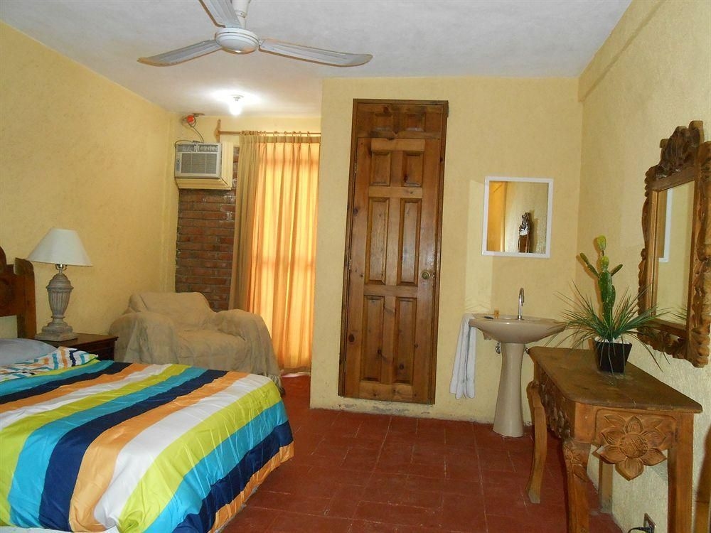 Baja's Cactus Hostel0