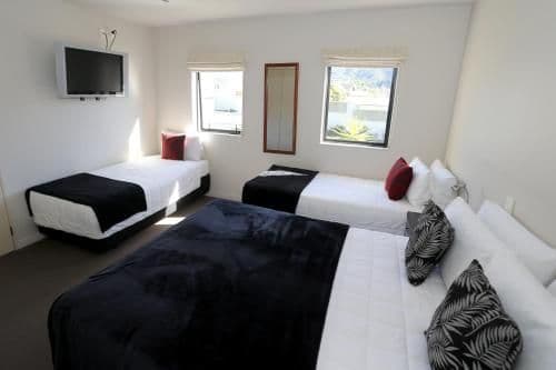 Family Two-Bedroom Apartment with Sea View