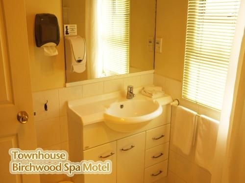 Birchwood Spa Motel3