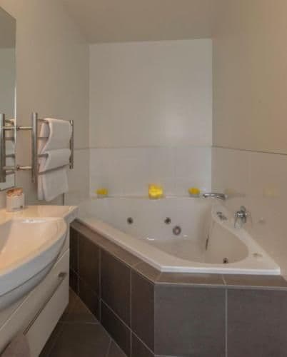 Two-Bedroom Apartment with Spa Bath