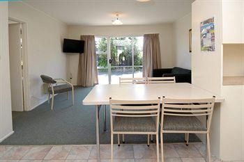 Cedar Court Motel0