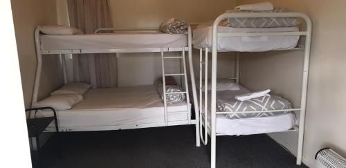 Camellia Court Family Motel4