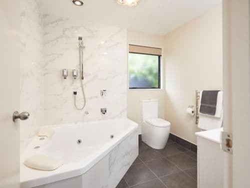 Executive One Bedroom Apartment with Spa Bath