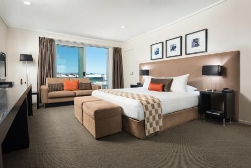 โฮเต็ล ออน เดวอนพอร์ท (Hotel on Devonport)1