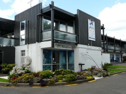 Alpha Motor Inn0