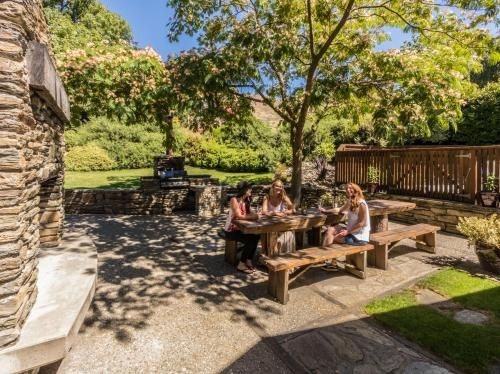 Wanaka Homestead Lodge & Cottages1