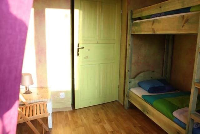 TWIN ECONOMY WITH SHARED BATHROOM