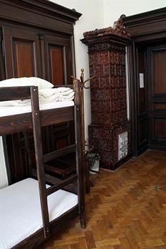 Dizzy Daisy Hostel0