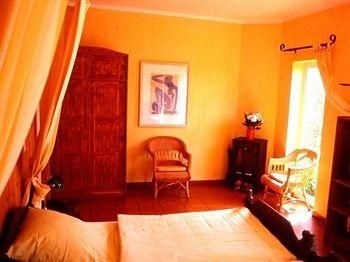 Inn & Art Cottage, Canico0