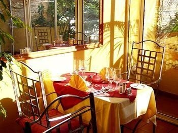 Inn & Art Cottage, Canico4