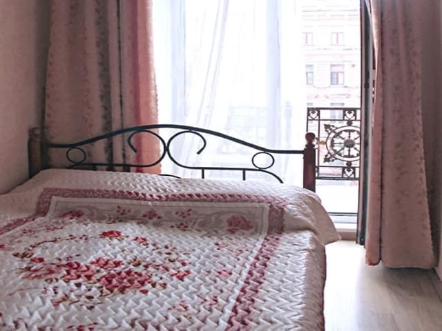 DOUBLE WITH SHARED BATHROOM
