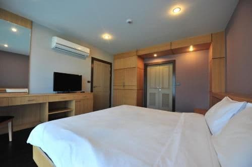 Supersized One Bedroom Apartment (2 Person)