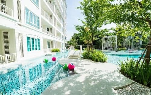 Apartment with Pool View