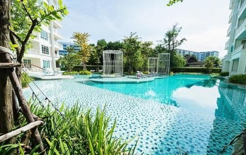 Apartment with Pool View