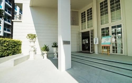 Apartment with Pool View