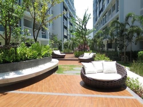 Apartment with Pool View