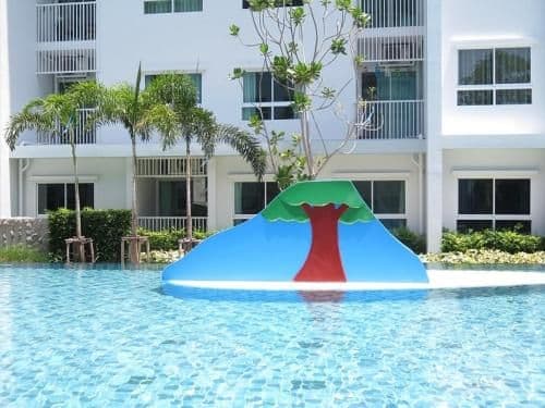 Apartment with Pool View